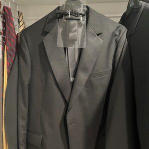 Jos A Bank Tuxedo Size 46R Buttons, Tie and Vest
